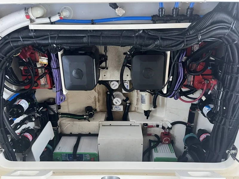 Slide: The Image of Boston Whaler 320 Vantage 2022 - 26