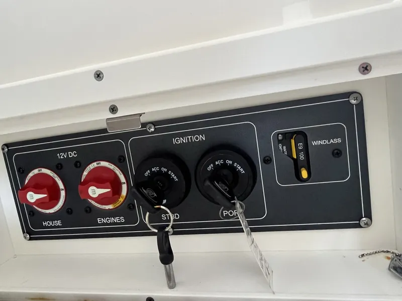 Slide: The Image of Boston Whaler 320 Vantage 2022 - 27
