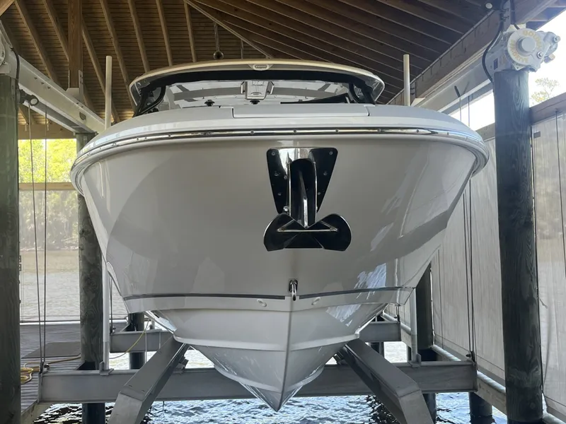 Slide: The Image of Boston Whaler 320 Vantage 2022 - 28
