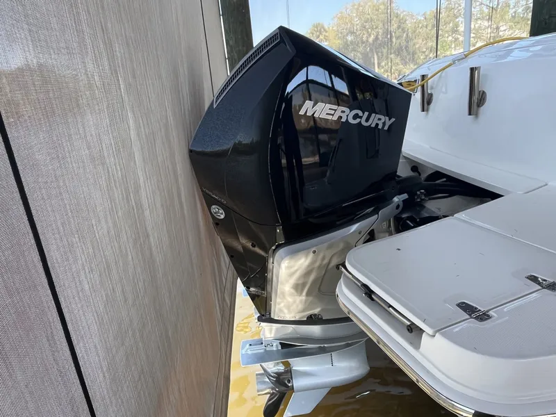 Slide: The Image of Boston Whaler 320 Vantage 2022 - 4