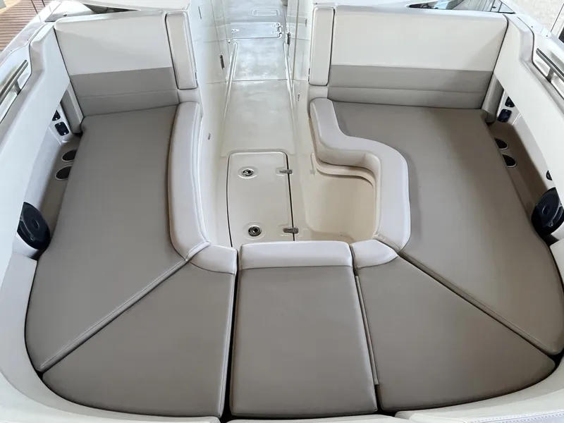 Slide: The Image of Boston Whaler 320 Vantage 2022 - 5