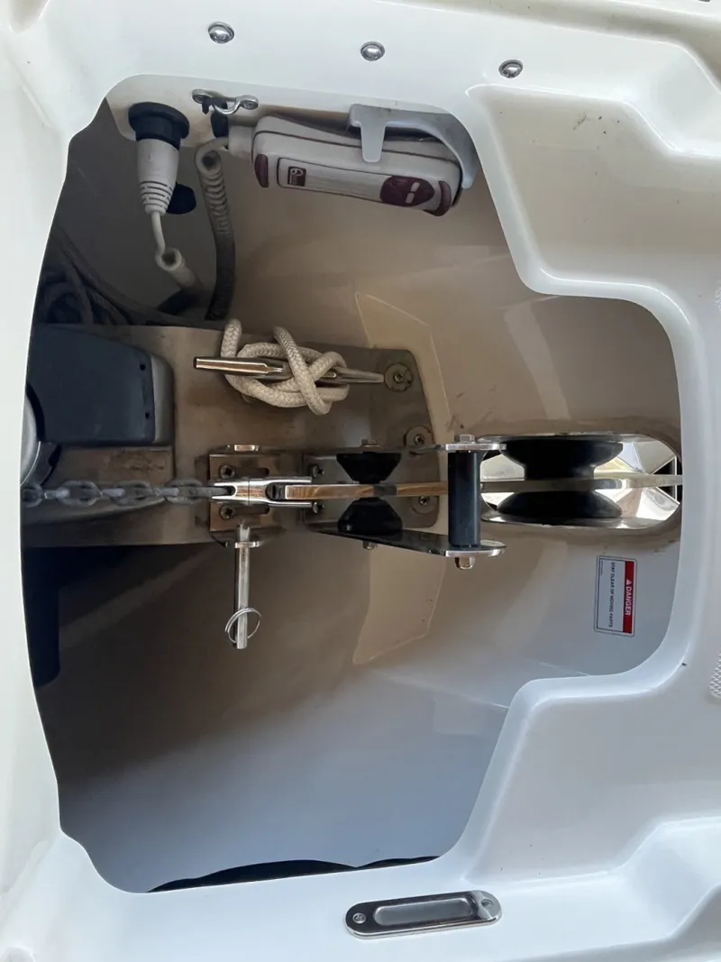 Slide: The Image of Boston Whaler 320 Vantage 2022 - 6