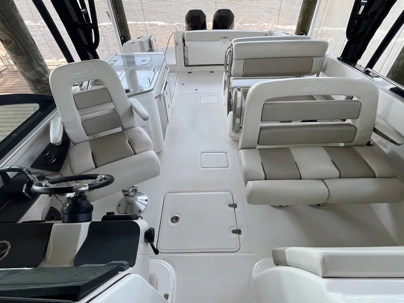 Slide: The Image of Boston Whaler 320 Vantage 2022 - 7
