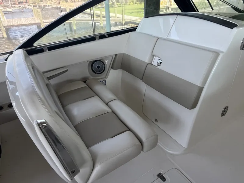 Slide: The Image of Boston Whaler 320 Vantage 2022 - 8