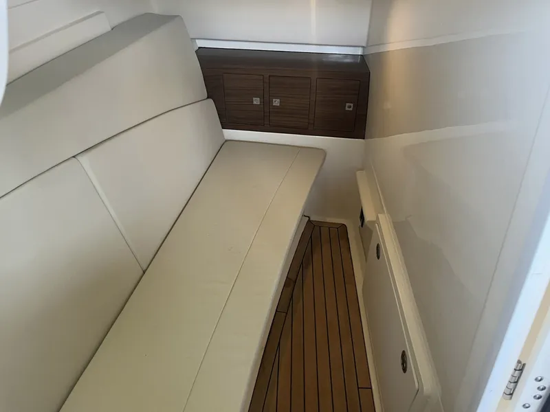 Slide: The Image of Boston Whaler 320 Vantage 2022 - 9