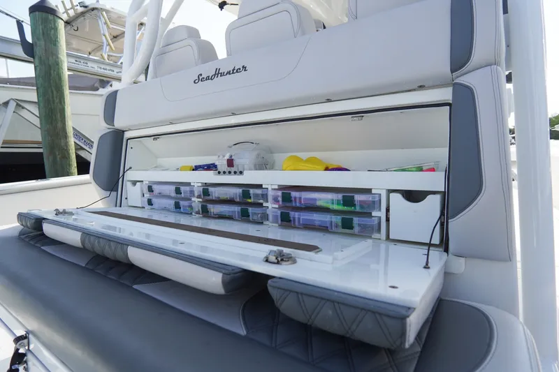 Slide: The Image of Sea Hunter 41 CTS 2022 - 4