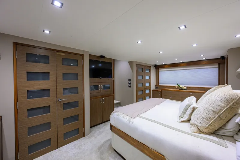 Slide: The Image of Hatteras 80 Motor Yacht 2013 - 20