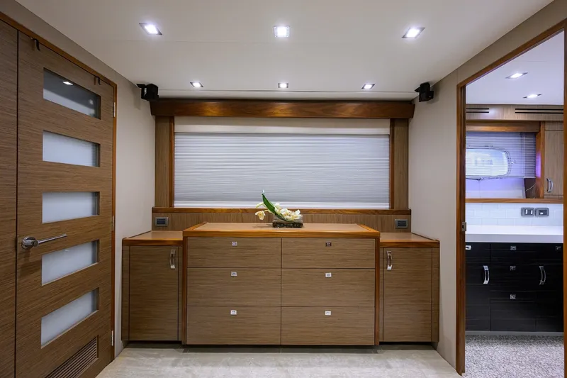 Slide: The Image of Hatteras 80 Motor Yacht 2013 - 21