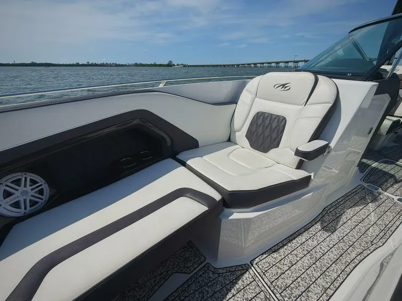 Slide: The Image of Monterey 305 SS 2020 - 21
