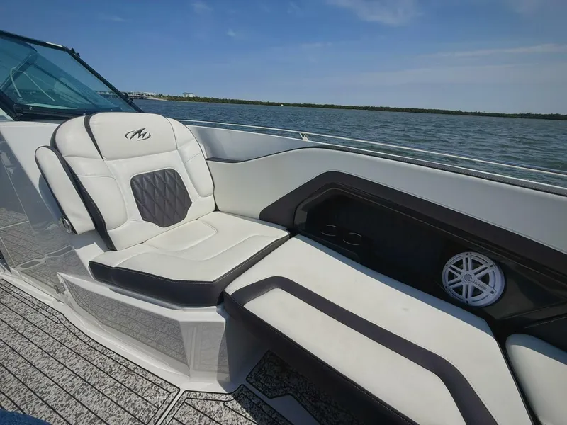 Slide: The Image of Monterey 305 SS 2020 - 22