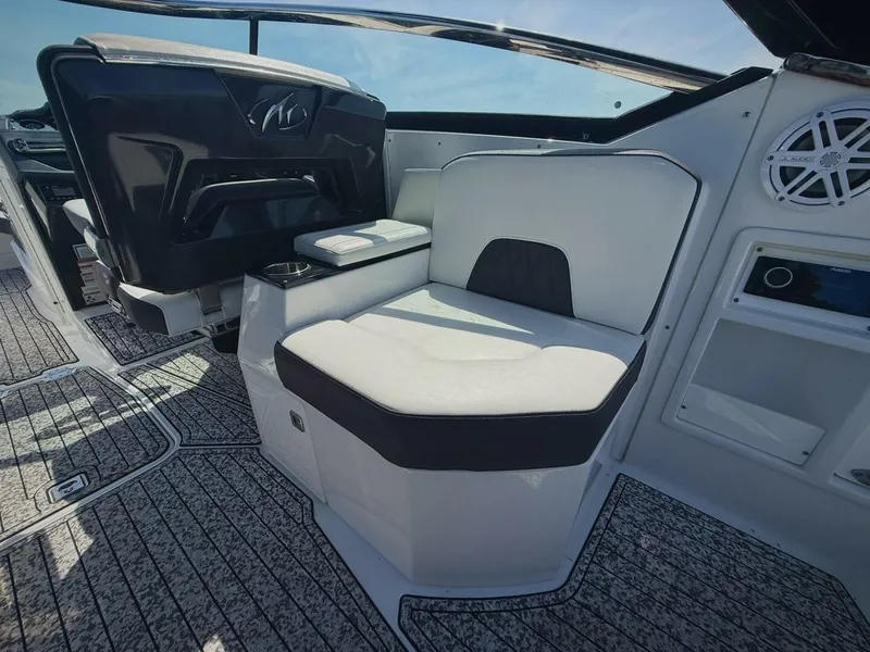 Slide: The Image of Monterey 305 SS 2020 - 24