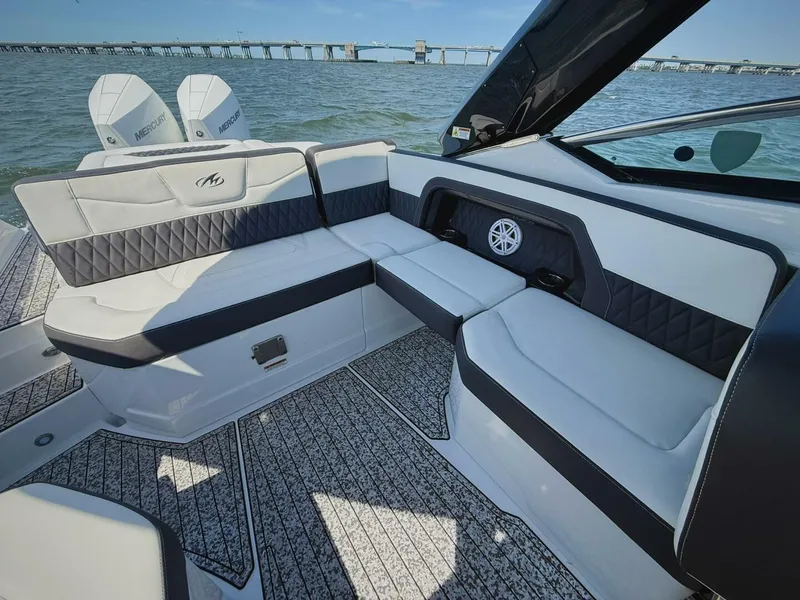 Slide: The Image of Monterey 305 SS 2020 - 30