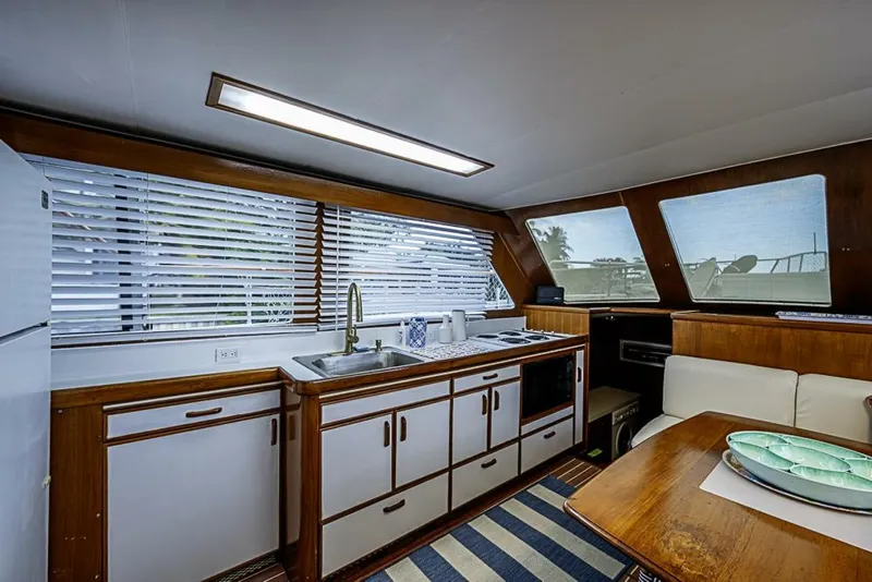Slide: The Image of Gulfstar 44 Motor Yacht 1985 - 14