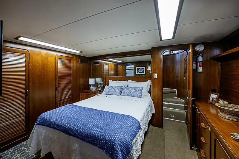 Slide: The Image of Gulfstar 44 Motor Yacht 1985 - 21