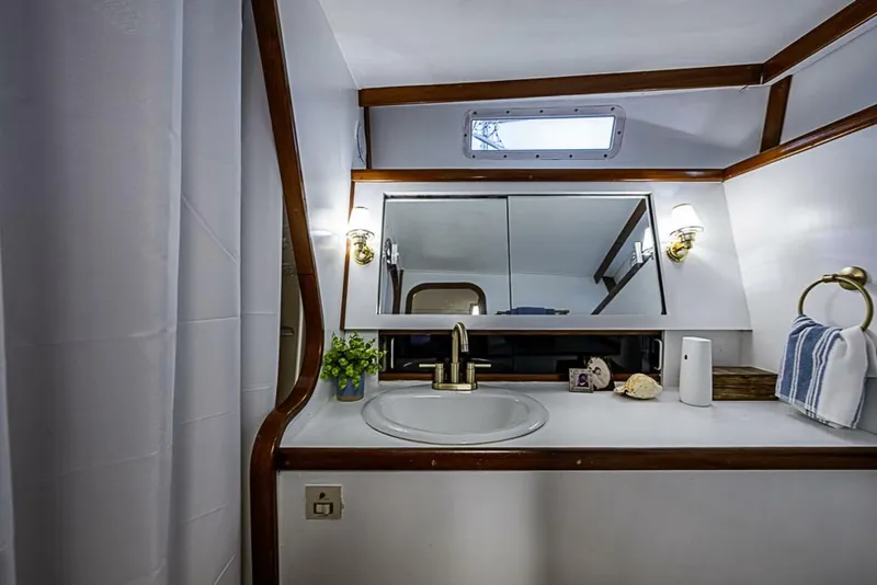 Slide: The Image of Gulfstar 44 Motor Yacht 1985 - 24