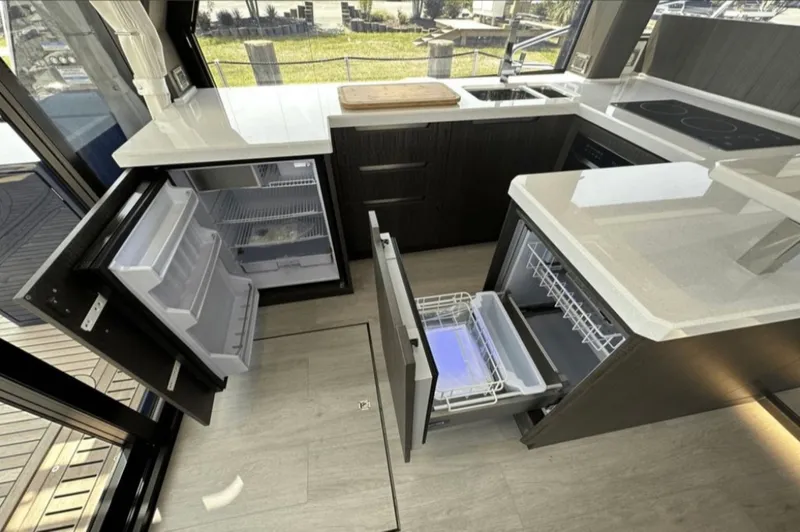 Slide: The Image of Galeon 510 SKY 2024 - 25