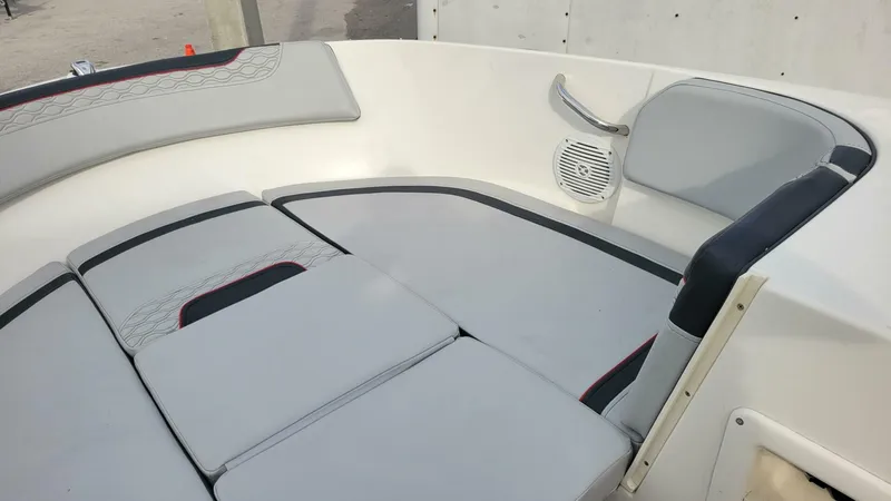 Slide: The Image of Bayliner Element M17 2022 - 14
