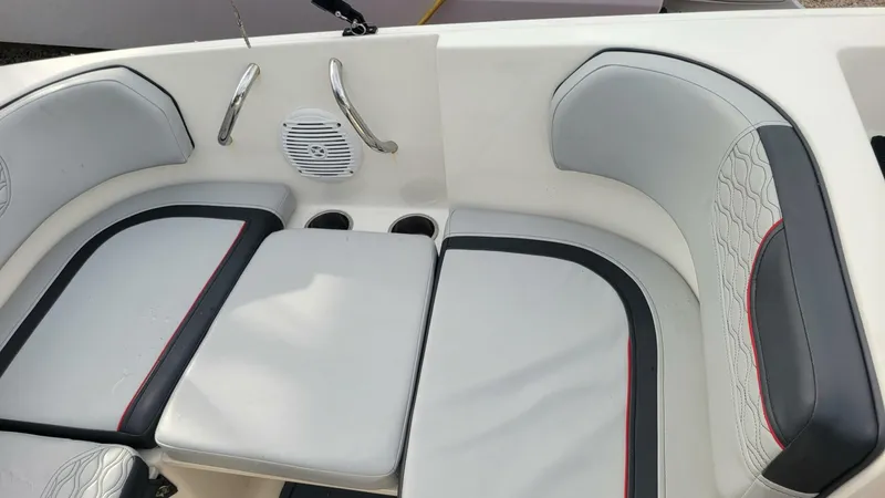 Slide: The Image of Bayliner Element M17 2022 - 18