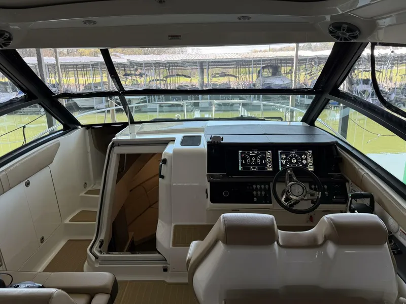 Slide: The Image of Sea Ray Sundancer 320 2023 - 13