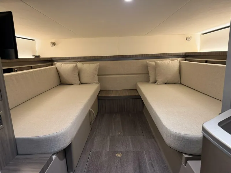 Slide: The Image of Sea Ray Sundancer 320 2023 - 16