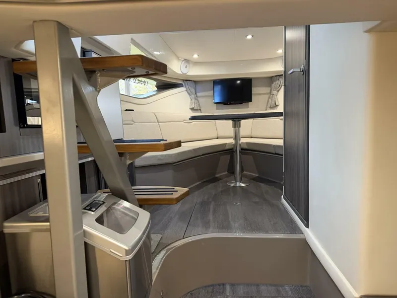 Slide: The Image of Sea Ray Sundancer 320 2023 - 17
