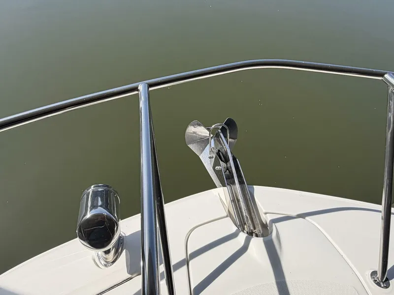 Slide: The Image of Sea Ray Sundancer 320 2023 - 20