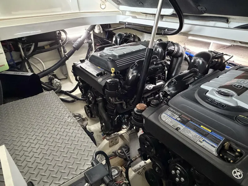 Slide: The Image of Sea Ray Sundancer 320 2023 - 27