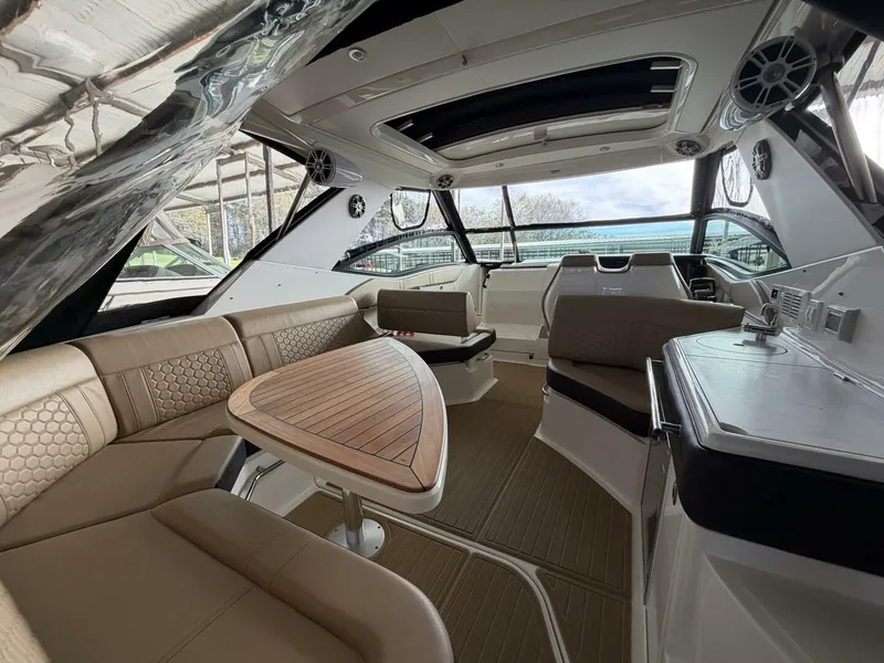Slide: The Image of Sea Ray Sundancer 320 2023 - 4