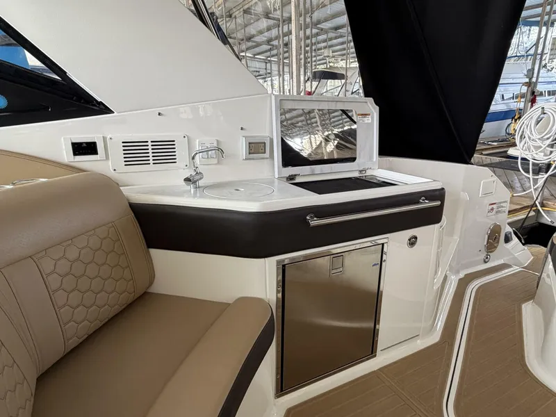 Slide: The Image of Sea Ray Sundancer 320 2023 - 5