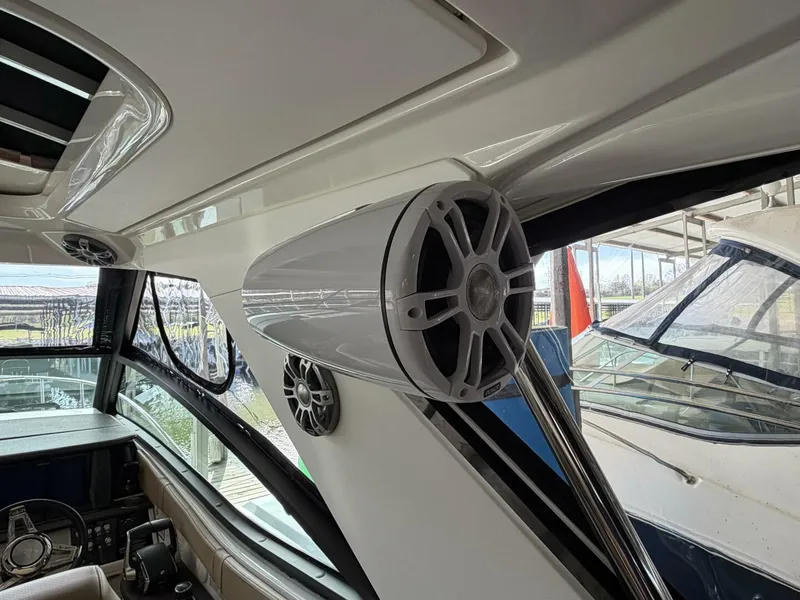 Slide: The Image of Sea Ray Sundancer 320 2023 - 6