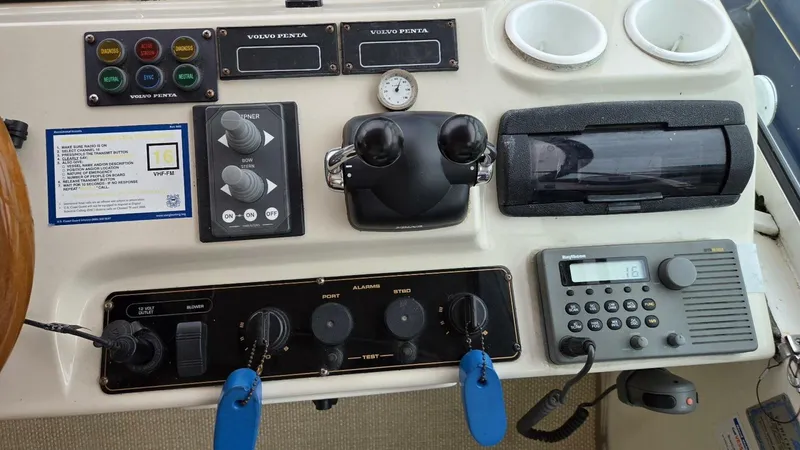 Slide: The Image of Cruisers 4450 Express Motor Yacht 2000 - 24