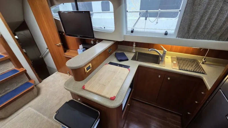 Slide: The Image of Cruisers 4450 Express Motor Yacht 2000 - 32