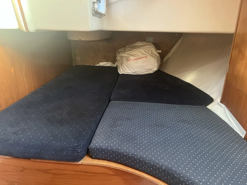 Slide: The Image of Beneteau 1990 - 33