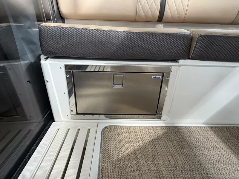 Slide: The Image of Sea Ray 400 Sundancer 2017 - 15