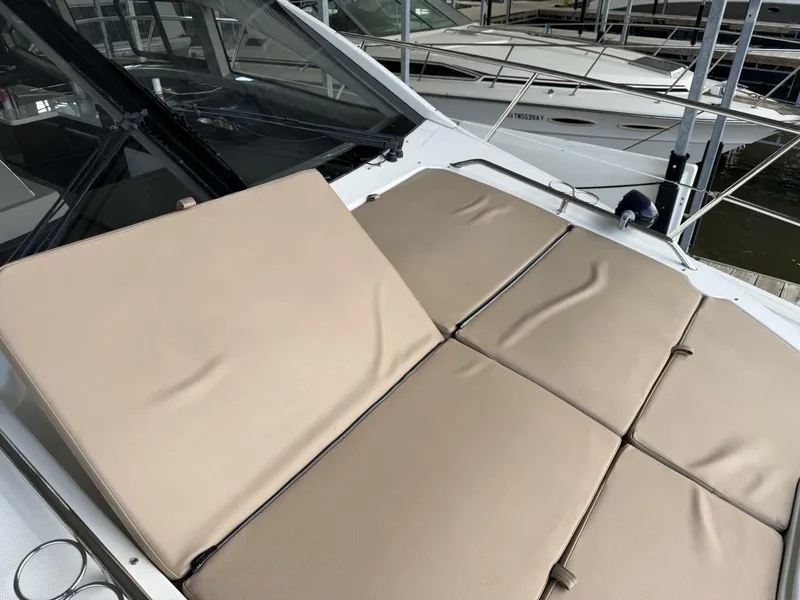 Slide: The Image of Sea Ray 400 Sundancer 2017 - 16