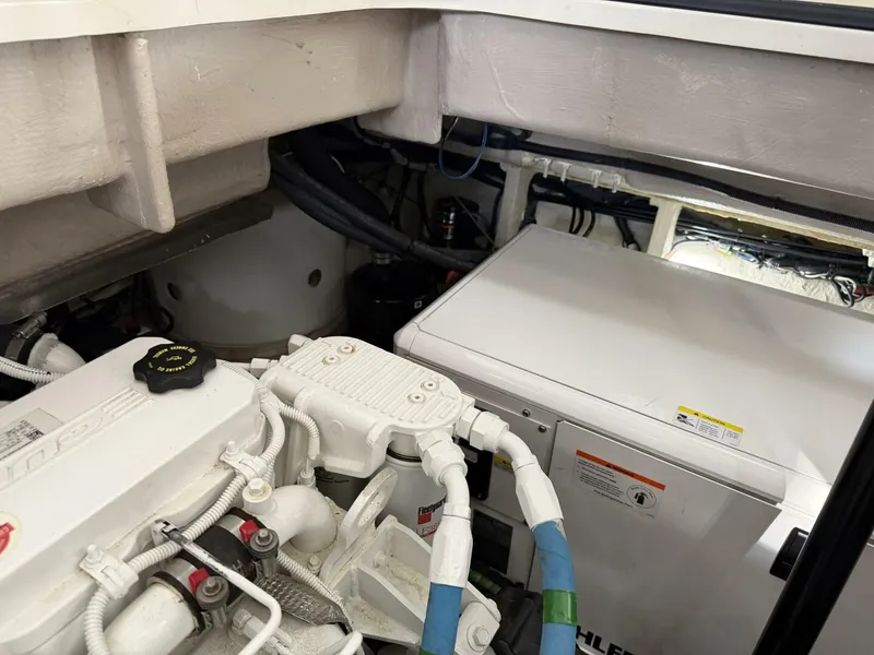 Slide: The Image of Sea Ray 400 Sundancer 2017 - 44