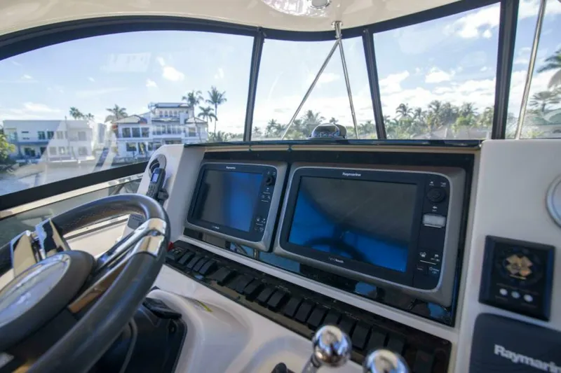 Slide: The Image of Sea Ray 520 Sedan Bridge 2013 - 34