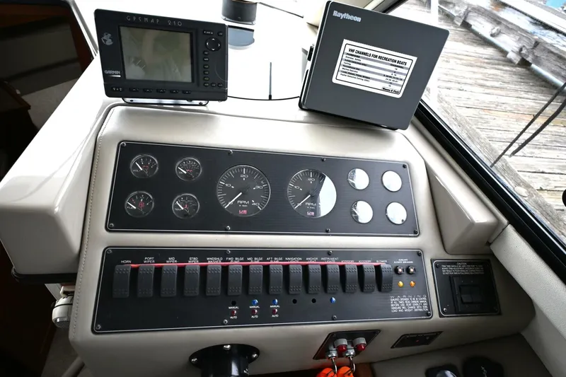 Slide: The Image of Bayliner 4087 Aft Cabin Motoryacht 1996 - 49