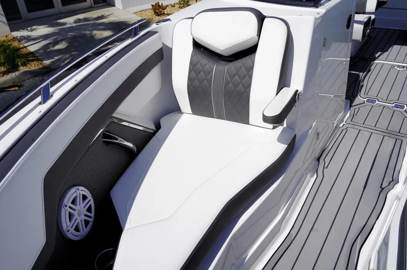 Slide: The Image of Monterey 275SS 2023 - 25