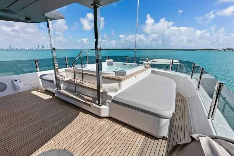Slide: The Image of Custom 33 Navetta 2023 - 10