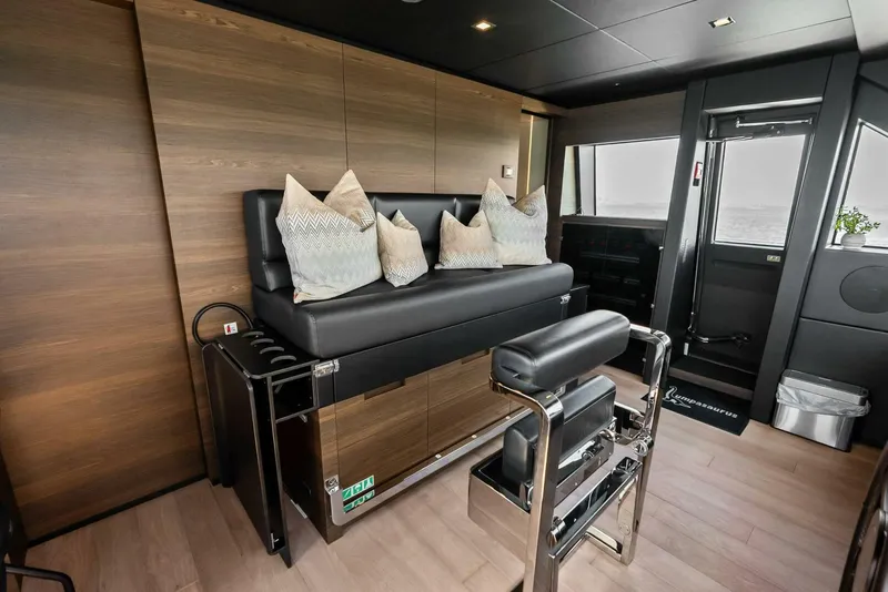 Slide: The Image of Custom 33 Navetta 2023 - 104