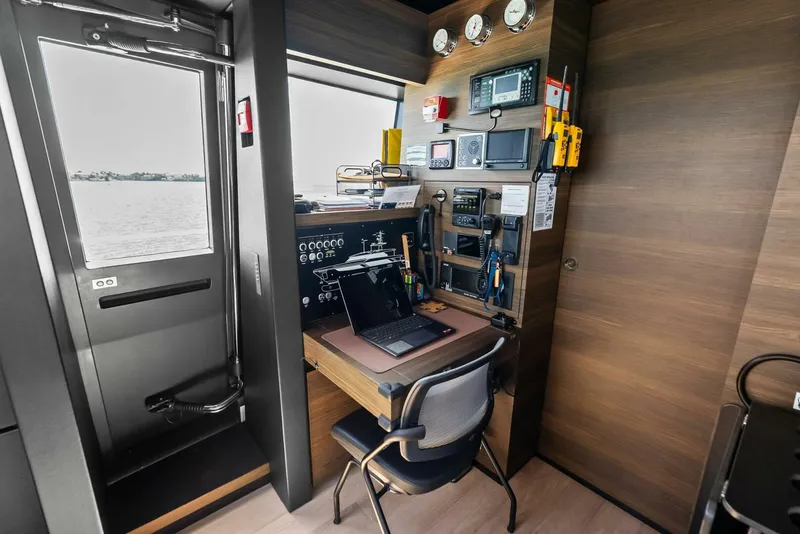 Slide: The Image of Custom 33 Navetta 2023 - 105