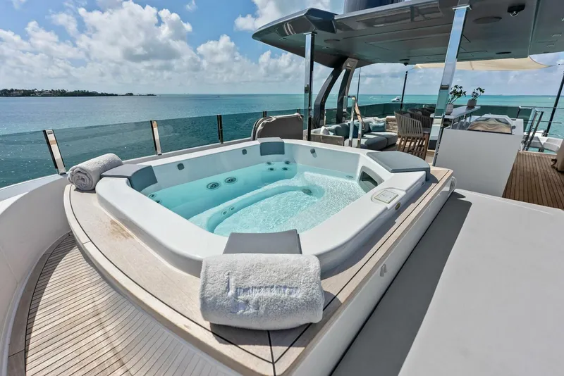 Slide: The Image of Custom 33 Navetta 2023 - 12