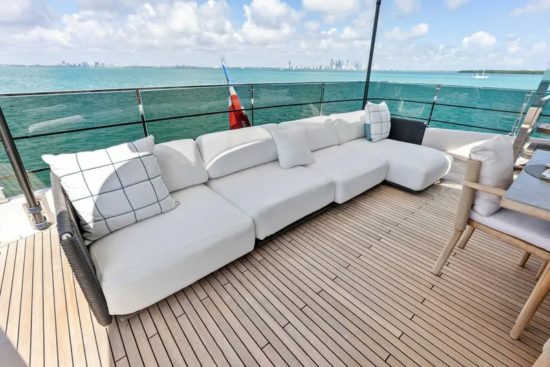 Slide: The Image of Custom 33 Navetta 2023 - 25