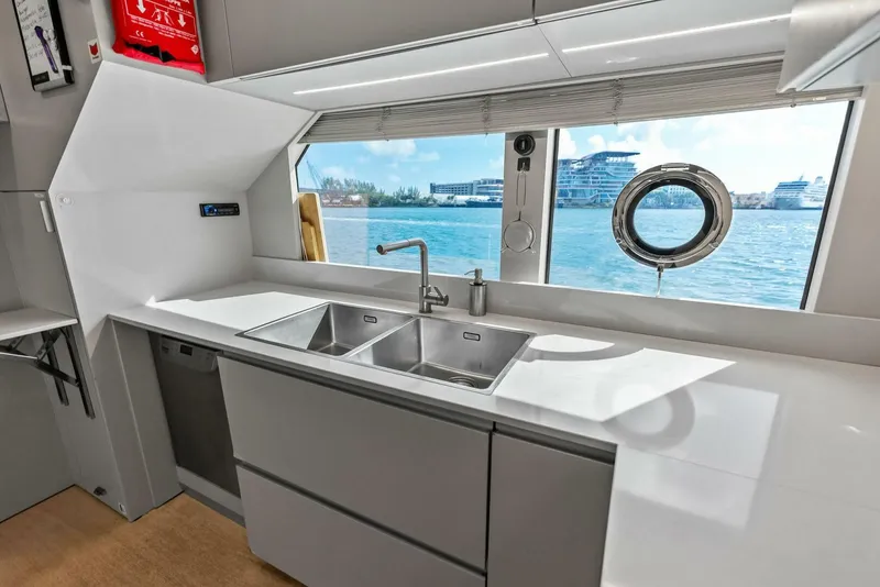 Slide: The Image of Custom 33 Navetta 2023 - 48