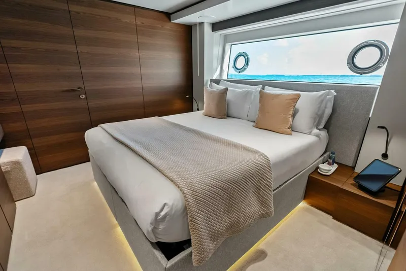 Slide: The Image of Custom 33 Navetta 2023 - 85