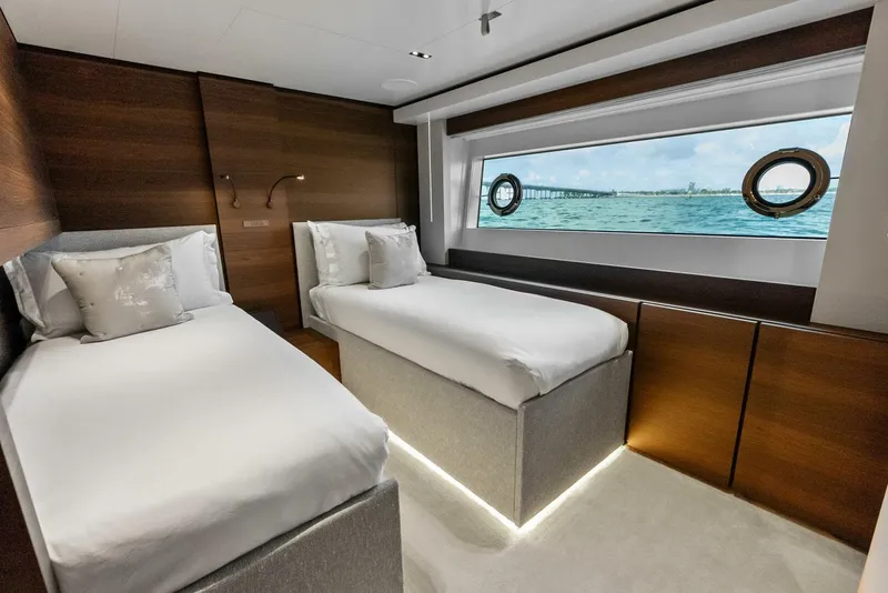 Slide: The Image of Custom 33 Navetta 2023 - 90