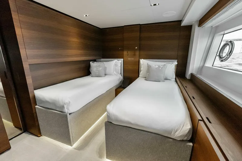 Slide: The Image of Custom 33 Navetta 2023 - 91