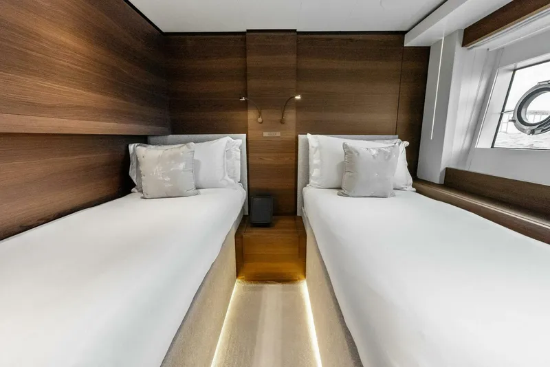 Slide: The Image of Custom 33 Navetta 2023 - 92