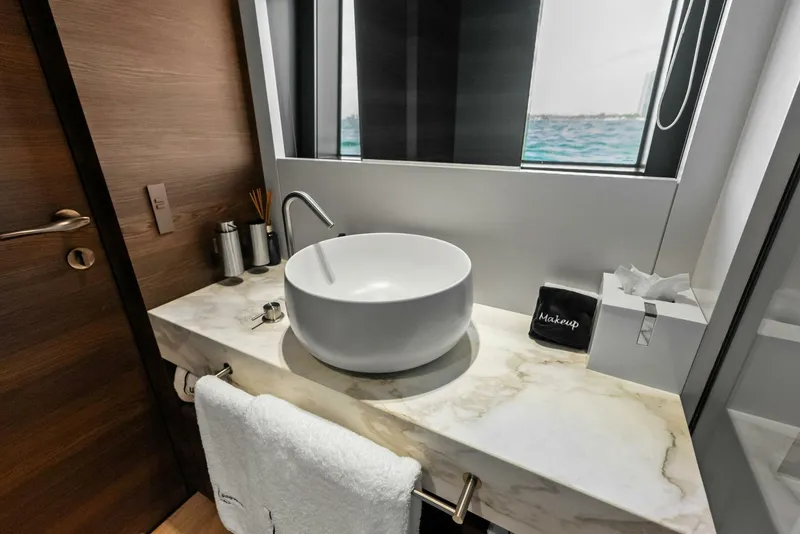 Slide: The Image of Custom 33 Navetta 2023 - 95